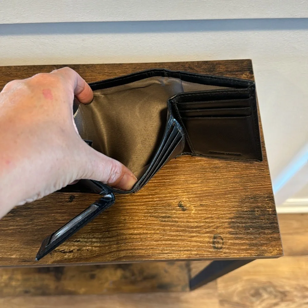 Men’s Docker’s Leather Wallet- black broken in light weight